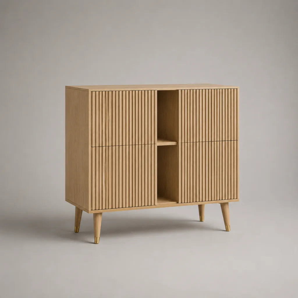 Buffet haut de rangement en bois et métal, 4 portes rainurées et 2 niches, chêne clair et doré, 100 x 40 x 90 cm